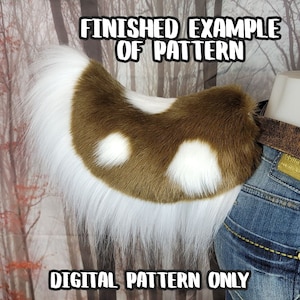 Peut inclure: Une queue en fausse fourrure marron et blanche avec deux taches blanches, attachée à un jean bleu. Le texte "FINISHED EXAMPLE OF PATTERN" et "DIGITAL PATTERN ONLY" est affiché en lettres blanches.