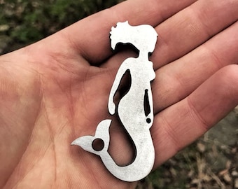 Mystic Mermaid-flesopener – EDC-sleutelhangergereedschap (staal, koper, messing of titanium) nimf