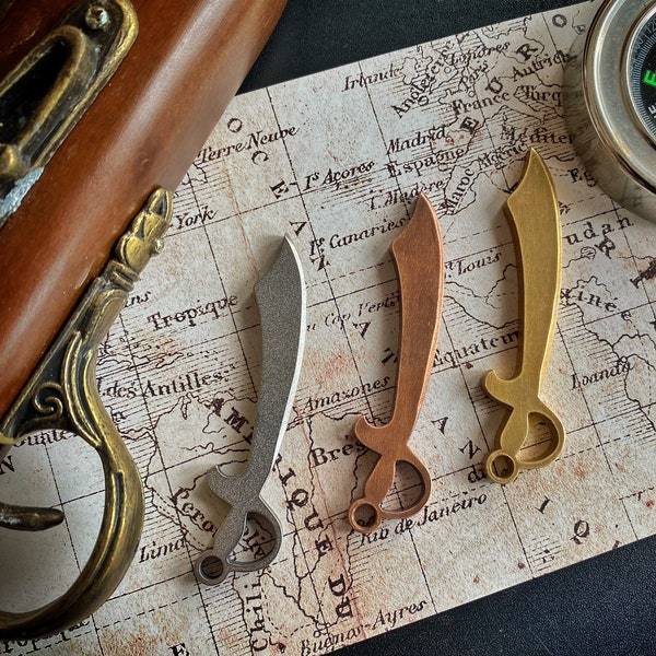 La spada pirata Cutlass di Picaroon Tools - Sciabola portachiavi EDC, apribottiglie, strumento chiave (acciaio, rame, titanio o ottone)
