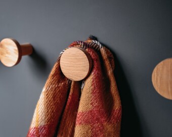 Set von 4 modernen Wandhaken aus Holz, Eiche, Rundhaken, Garderobe, Haken, Kleiderhaken, Garderobenhaken, Dots, Hutablage