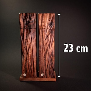 Op de afbeelding: Twee hoge, rechthoekige houten containers met een getextureerd, gesneden ontwerp. De donkerbruine containers staan op een kleine houten basis. De hoogte is 23 cm.