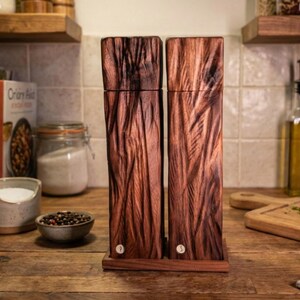 Kruidenmolen van Amerikaans notenhout, peper- en zoutmolen, keramisch maalwerk, zout- en peperstrooier, 23 cm hoog met standaard afbeelding 5