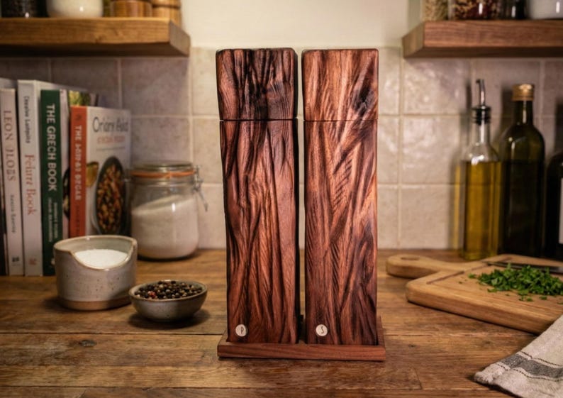 Kruidenmolen van Amerikaans notenhout, peper- en zoutmolen, keramisch maalwerk, zout- en peperstrooier, 23 cm hoog met standaard afbeelding 5