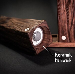 Op de afbeelding: Een houten zout- of pepermolen met een keramisch maalwerk. Het donkerbruine hout heeft een natuurlijk nerfpatroon en is gevormd tot een rechthoekig prisma. De tekst "Keramik Mahlwerk" is zichtbaar.