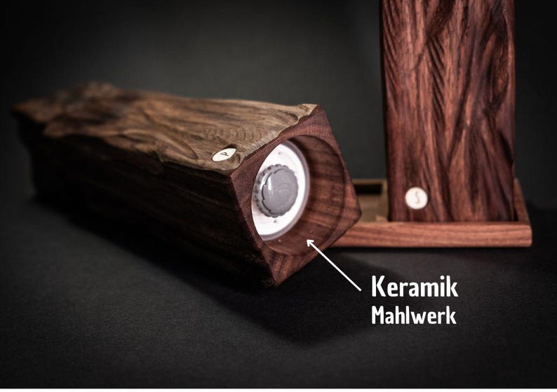 Op de afbeelding: Een houten zout- of pepermolen met een keramisch maalwerk. Het donkerbruine hout heeft een natuurlijk nerfpatroon en is gevormd tot een rechthoekig prisma. De tekst "Keramik Mahlwerk" is zichtbaar.