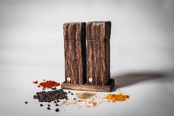 Geflammte Gewürzmühlen - Eichenholz / Salz und Pfeffermühle / Altholz - rustikaler Charakter - stark gebürstet, individuelles Design