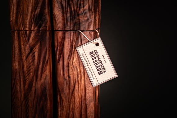 Gewürzmühle Amerikanischer Nussbaum, Pfeffermühle und Salzmühle, Keramik Mahlwerk, Salz und Pfefferstreuer, 23 cm groß mit Ablage