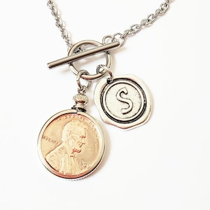 Collana con penny, ciondolo con medaglione galleggiante stile penny, ciondolo con iniziale, ciondolo con moneta, stile Living