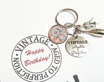 Chaveiro Vintage "Envelhecido à Perfeição como um Bom Vinho" para Presente de Aniversário de 65 Anos (1960, 1961, 1962) - Presente para Padrinhos - Presente para Homens e Mulheres - Chaveiro/Porta-Chaves