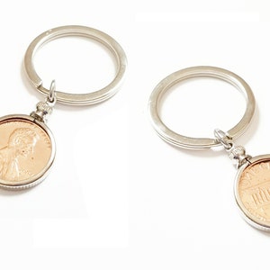 Lucky Penny Sleutelhanger Verjaardag Sleutelhanger Geboortejaar Geboortedatum Coin Bezel Charms Medewerker Verjaardag Reünie 30e 40e 50e Sleutelhanger Sleutelhanger