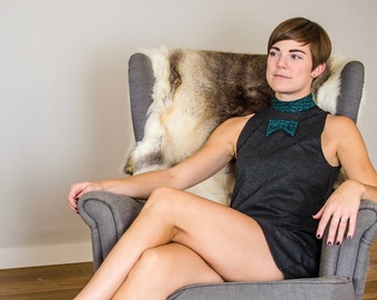 Grijze cocktailjurk | Antracietgrijze feestjurk, grijze jurk met kraag, elastische jurk, schedejurk met mouwen