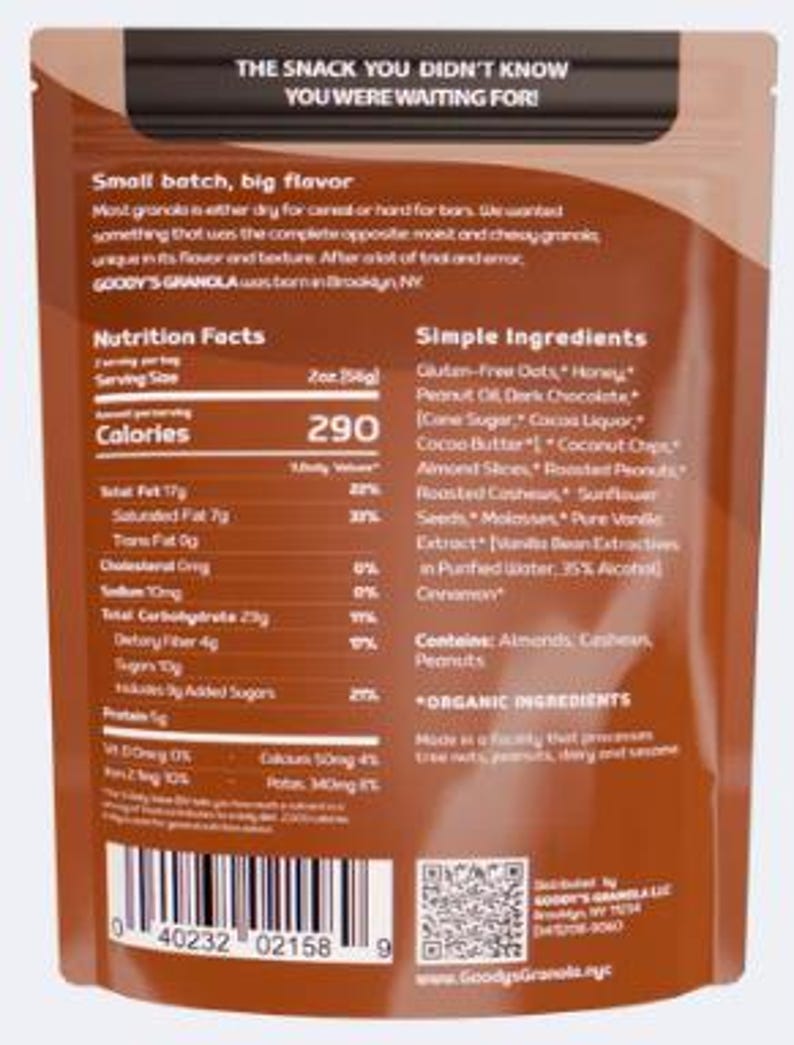 K&ouml;nnte beinhalten: Nahaufnahme einer braunen Granola-T&uuml;te mit dem Text "THE SNACK YOU DIDN'T KNOW YOU WERE WAITING FOR!". Die T&uuml;te enth&auml;lt N&auml;hrwertangaben und eine Zutatenliste, darunter Mandeln, Cashewn&uuml;sse und Erdn&uuml;sse.