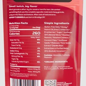 K&ouml;nnte beinhalten: Eine rot-schwarze Granola-T&uuml;te mit N&auml;hrwertangaben und Zutaten. Der Text lautet "THE SNACK YOU DIDN'T KNOW YOU WERE WAITING FOR!" und "GOODY'S GRANOLA." Die T&uuml;te enth&auml;lt 56g Granola mit 260 Kalorien pro Portion.