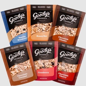 K&ouml;nnte beinhalten: Sechs Beutel Goody's Granola in verschiedenen Geschmacksrichtungen: Vanille Blaubeere, Honig Nuss, Schokoladenst&uuml;cke, Schokoladen Kokosnuss, Cranberry und Schokoladen Kirsche. Jeder Beutel hat eine schwarze Oberseite mit dem Markennamen und der Geschmacksrichtung.