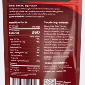 K&ouml;nnte beinhalten: Nahaufnahme eines Granola-Beutels in Rot und Braun mit dem Text "THE SNACK YOU DIDN'T KNOW YOU WERE WAITING FOR!". Der Beutel enth&auml;lt N&auml;hrwertangaben und eine Zutatenliste.