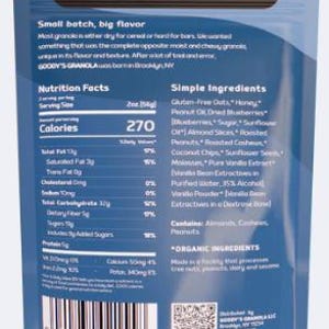 K&ouml;nnte beinhalten: Eine blaue und wei&szlig;e Granola-T&uuml;te mit dem Text "THE SNACK YOU DIDN'T KNOW YOU WERE WAITING FOR!" und "GOODY'S GRANOLA." Die T&uuml;te listet N&auml;hrwertangaben, Zutaten und einen Barcode auf. Die Portionsgr&ouml;&szlig;e betr&auml;gt 56g.