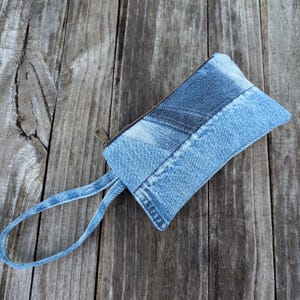 Bolsa de mezclilla plana unisex pequeña, bolsa de mezclilla azul con retazos, bolsa de mezclilla reciclada con cremallera y correa de muñeca adjunta