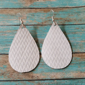 Brincos de couro Brincos de lágrima de couro BRANCO Brincos de lágrima de couro zig zag branco em relevo