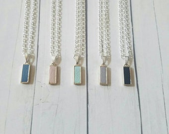 Colar de prata com pingente retangular de couro sintético com 5 opções de cores - rosa chambray azul preto cinza menta