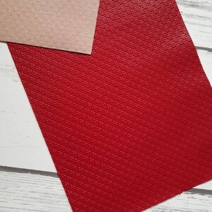 Puede incluir: Tela de imitaci&oacute;n de cuero roja con un patr&oacute;n texturizado de peque&ntilde;os c&iacute;rculos.