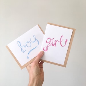2 Designs ~ Neues Baby ~ Schleife ~ Junge + Mädchen Grußkarte ~ 100% Recyclingpapier ~ Original Aquarell Kunst