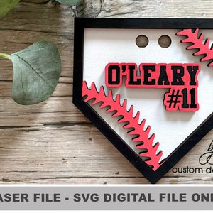 DIGITALE Taschenanhänger Baseball Softball Home Plate Bogg Tag Charm Mom SVG Laser Design Sport Glowforge Aura Holz Acryl Donner Aeon Mira
