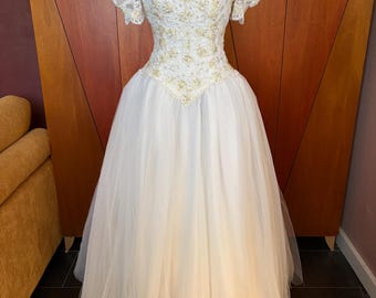 Vintage Brautkleid aus den 1980er/90er Jahren mit Perlenbesatz, baskischer Taille, Puffärmeln und Tüll, Größe S