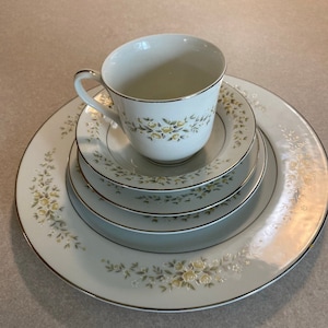 Carolyn by Crown Victoria Fine China 5 Piece Set
