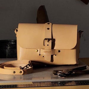 Bolso bandolera de piel para mujer artesanal realizado en cuero. Bolso Bandolero mediano, Cartera de cuero, Hippie Style.