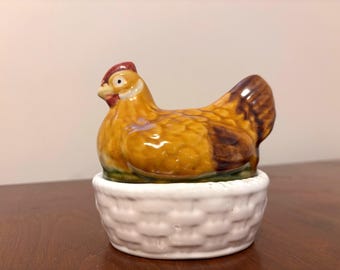 Plato de cerámica vintage con forma de gallina en su nido