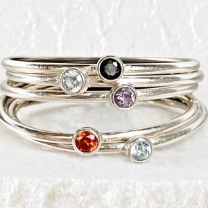 Conjunto de 5 anillos apilables de plata de ley con delicado diseño minimalista y piedras preciosas de nacimiento. Regalo ideal para ella.