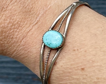 Pulseira de punho turquesa em prata de lei com pedra azul, estilo boho do sudoeste americano, 6,25 polegadas.