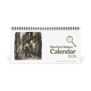 Puede incluir: Calendario de escritorio con espiral, con una ilustración en acuarela de una figura con capa oscura en una calle adoquinada. El calendario se titula "Sherlock Holmes Calendar 2026" con una lupa.