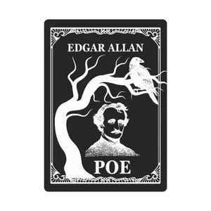 Puede incluir: Ilustración en blanco y negro de Edgar Allan Poe con un cuervo posado en una rama de árbol desnuda. El texto "EDGAR ALLAN POE" está escrito sobre la ilustración.