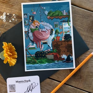 Op de afbeelding: Een rechthoekige kunstdruk met een kleurrijke illustratie van een persoon die in een stoel slaapt met een kat, omringd door een kamer vol planten, boeken, een ketel en een heksenhoed tegen een diepblauwe muur met zwevende bubbels.