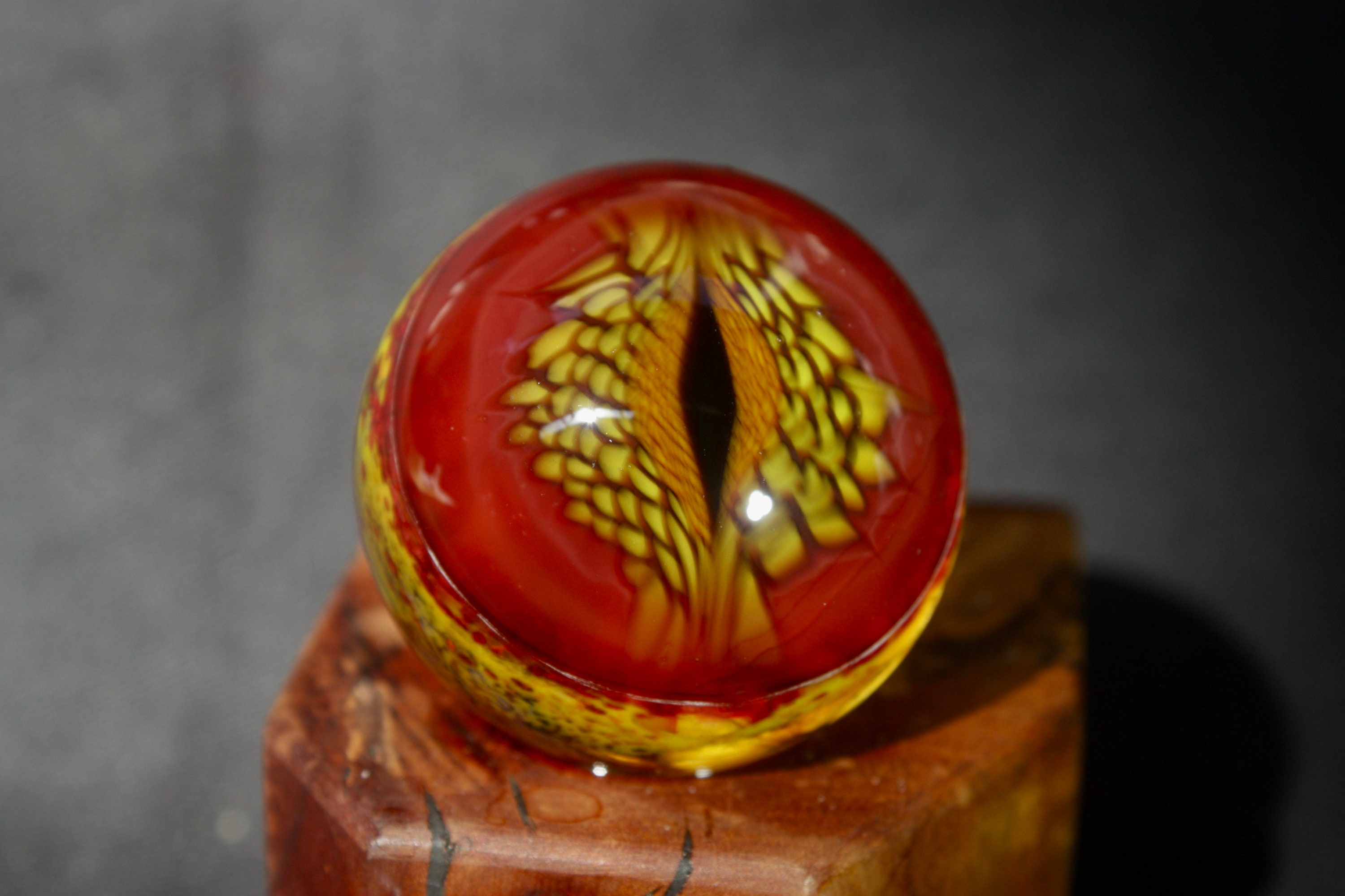 Oeil de dragon de feu de sang. Marbre en verre borosilicate fait à la main.  Dr Sawfish 2023. -  France