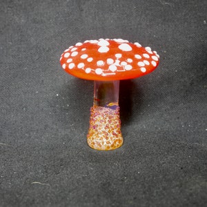 Scultura a forma di fungo amanita in vetro borosilicato fumé fatto a mano in oro 24k. Dr Sawfish 2025