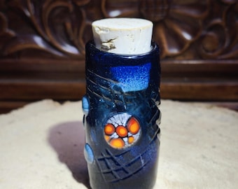 Vaso per erbe aromatiche in vetro borosilicato blu scintillante, fatto a mano. Dr. Sawfish 2026