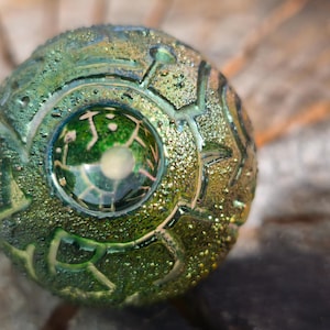Mappa Mundi #7 Kugel geschnitzt aus Borosilikatglas marmor.Dr Sawfish 2024.