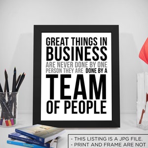 Könnte beinhalten: Schwarzweißes druckbares Zitat über Teamarbeit im Business. Das Zitat lautet: "Große Dinge im Business werden nie von einer Person allein geschafft, sondern von einem Team von Menschen."
