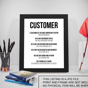 Może przedstawiać: Czarno-biały plakat do wydrukowania z tekstem "CUSTOMER" i cytatem o obsłudze klienta. Cytat brzmi: "Klient jest najważniejszym gościem w naszym lokalu. Nie jest zależny od nas. My jesteśmy zależni od niego. Nie jest przerwą w naszej pracy. Jest jej celem. Nie jest obcym w naszym biznesie. Jest jego częścią. Nie robimy mu przysługi, obsługując go. On robi nam przysługę, dając nam możliwość, aby to zrobić."