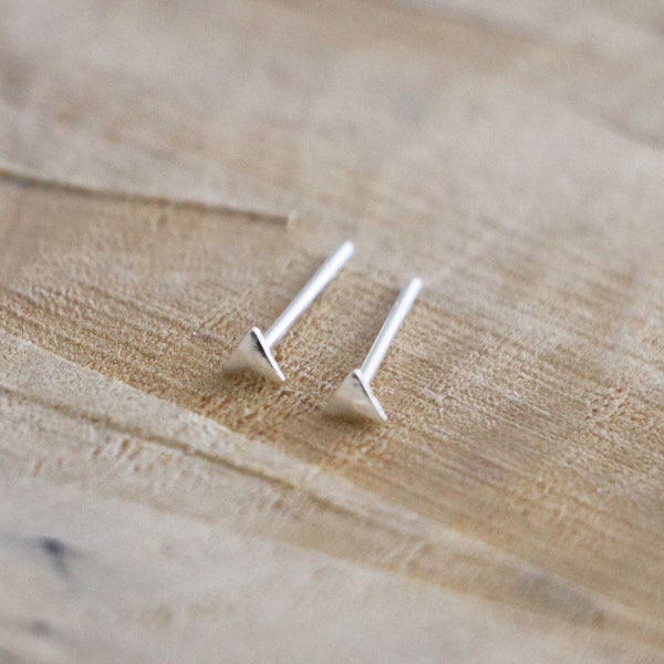 Boucles d'oreilles à tige triangulaire | Petits clous triangulaires | Mini boucles d'oreilles en argent sterling | Goujon géométrique minimal | Clous triangulaires | Petits clous d'argent