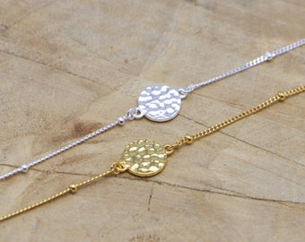 Pulsera de plata de ley con disco martillado: delicada cadena de cuentas