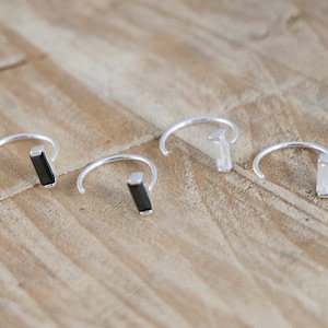Stein Hug Creolen | Kleine minimalistische Bar Hug Ohrringe | Glänzende Hug Creolen | Stein Creolen | Bar Öffnen Creolen | Zirkonia Bar Hugger Creolen