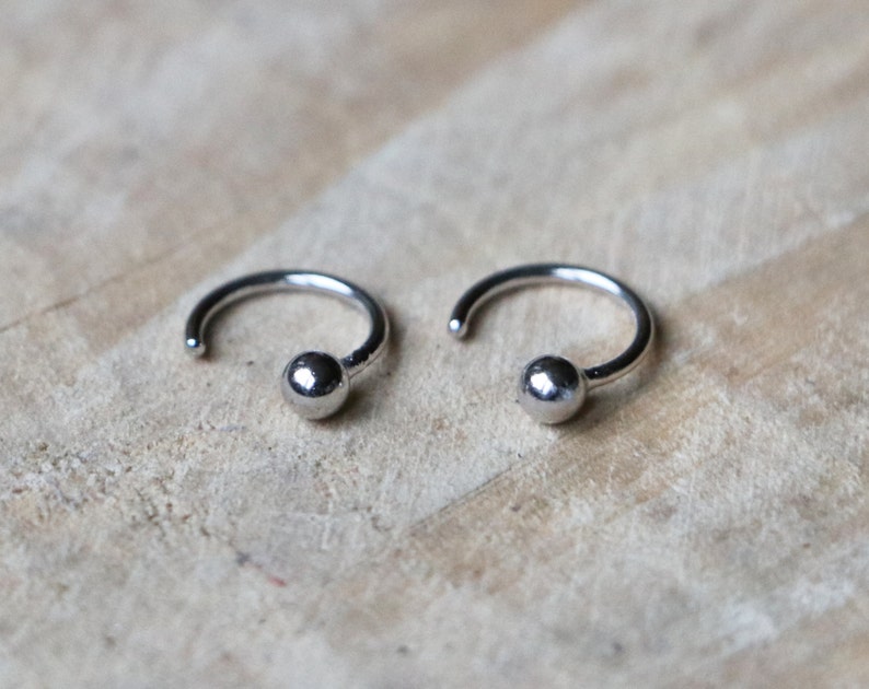 Créoles en argent sterling Petites boucles d'oreilles câlin minimalistes Créoles en argent Créoles à boule Porte-bébé en argent 925 Cerceau ouvert à pois 7 mm