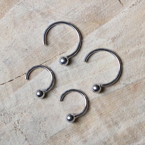 Créoles en argent sterling Petites boucles d'oreilles câlin minimalistes Créoles en argent Créoles à boule Porte-bébé en argent 925 Cerceau ouvert à pois image 2