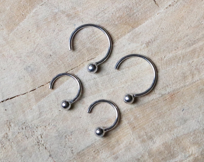 Créoles en argent sterling Petites boucles d'oreilles câlin minimalistes Créoles en argent Créoles à boule Porte-bébé en argent 925 Cerceau ouvert à pois image 2