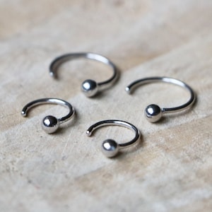 Créoles en argent sterling Petites boucles d'oreilles câlin minimalistes Créoles en argent Créoles à boule Porte-bébé en argent 925 Cerceau ouvert à pois image 1