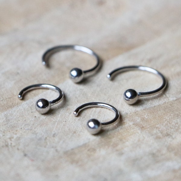 Créoles en argent sterling | Petites boucles d'oreilles câlin minimalistes | Créoles en argent | Créoles à boule | Porte-bébé en argent 925 | Cerceau ouvert à pois