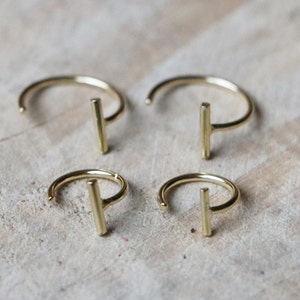 Orecchini a cerchio Hug in argento sterling / Orecchini a cerchio minimalisti Hug / Orecchini a cerchio a barra in oro 18 carati / Orecchini a cerchio minimalisti a T / Orecchini a cerchio in oro Hugger / Orecchini a cerchio aperti a barra